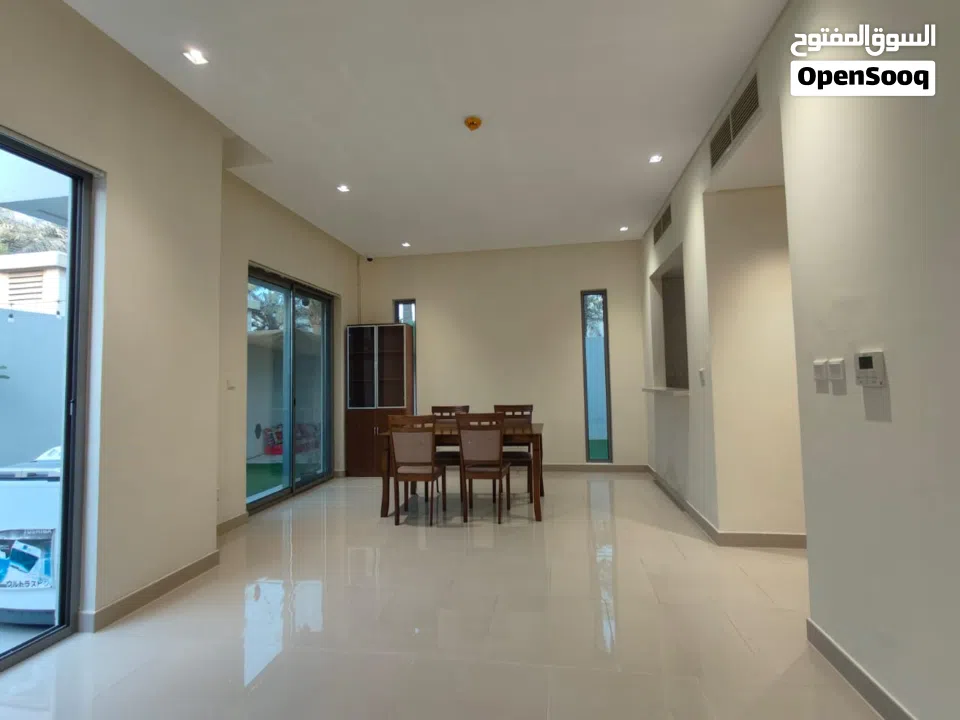 ثلاث غرف للبيع بأماره الشارقه بجانب ستي سنتر الزاهيه