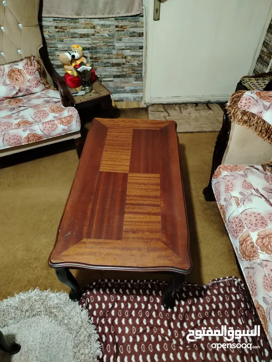 طقم كنبايات للبيع منظره فخم وحلو ونظيف بحال الوكاله ومريح بالجلوس مع طربيزات النص