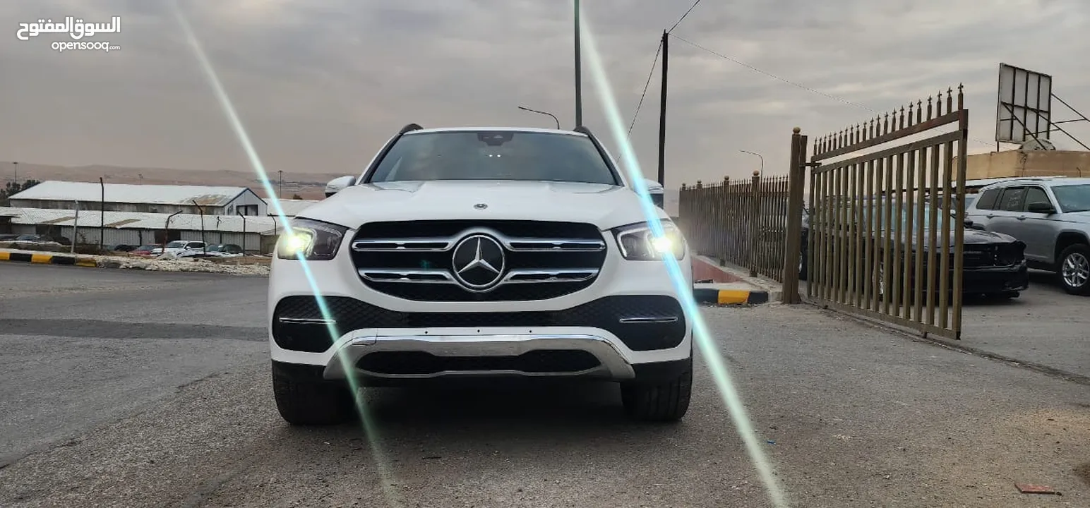 مرسيدس GLE 350- 4 MATIC موديل 2020  دفع رباعي  عاليه الإضافات  غير مجمركه لون ابيض والداخل اسود