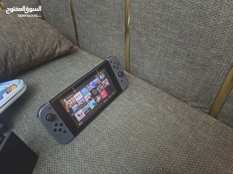 جهاز نينتدو سويتش حالة ممتازة جدا مع أغراضه ولعبة