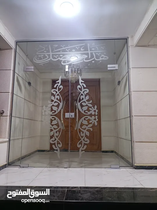 تركيب  وتفصيل  جميع انواع الزجاج والسوكريت والمرايا والبراويز