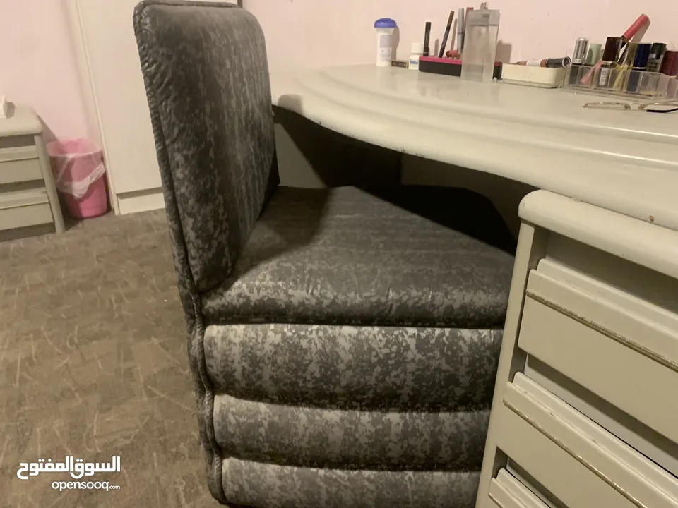 غرفة نوم ايطالي لون رمادي بحالة جيدة  السعر 350 دينار قابل للتفاوض