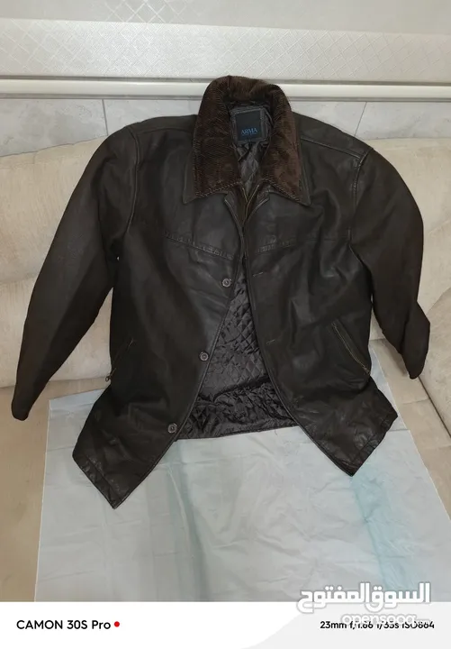 جاكيت جلد طبيعي ماركة ARMA ثقيل لون بني غامق مطفي مستعمل بحالة جيدة يلبس مقاس XL,L تم شراءه 400$
