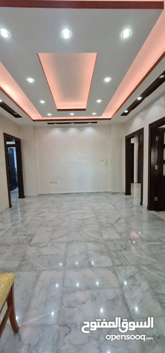 شقة للبيع في  الجاردنز  وقرب شارع المدينة المنورة 200م طابق اول علي شارعين بحالة جيدة جدا بسعر مغري