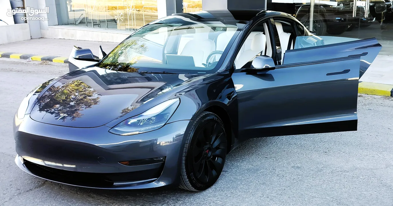 تيسلا 2023 model 3 فحص كامل اوتوسكور +B ممشى قليل بحالة الوكالة لون مميز داخلي ابيض بسعر لقطة