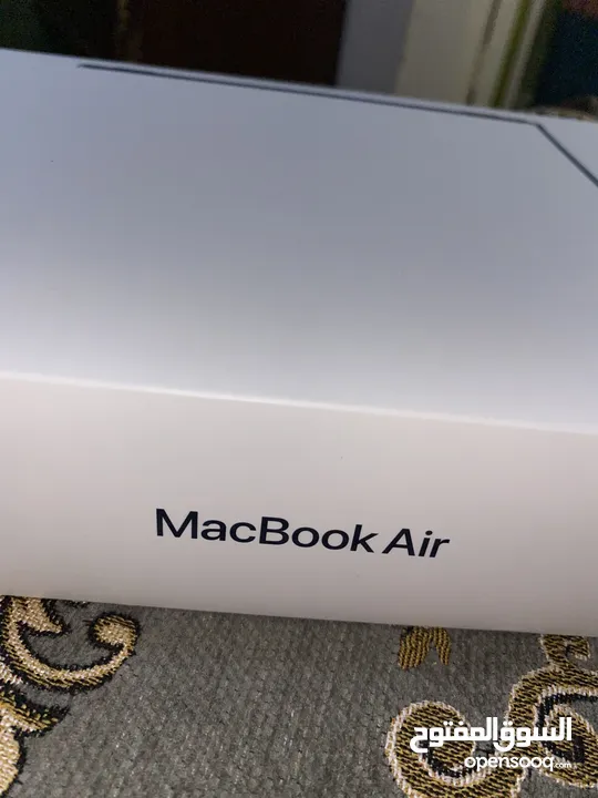 MacBook Air M2 مقاس 13 بوصة مزود برقاقة M2 ذاكرة موحدة بسعة 8 جيجا رام ومحرك اقراص SSD بسعة 256 جيجا