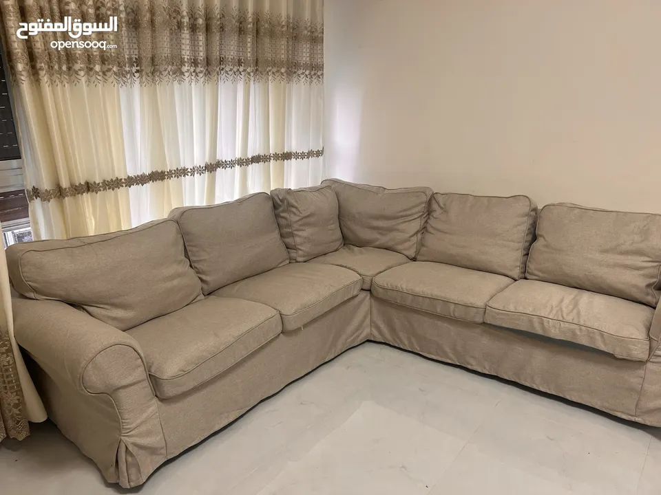 طقم كورنر للبيع من ايكيا الكفر جديد  بيج والكورن بحاله ممتازه  مع كفر تاني ايضاً بلون احمر للبيع