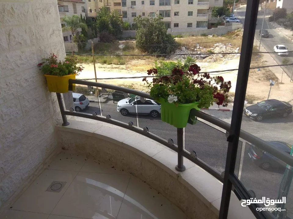 شقة مميزة للبيع – عين منجد / رام الله  الموقع: عمارة السعادة – مقابل قيادة الشرطة مباشرة