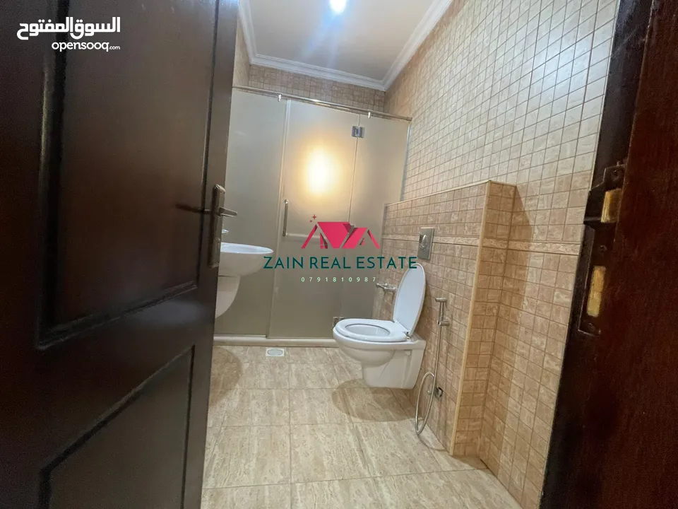 شقة / للايجار / ارضية مع ترس / 4نوم / خلدا
