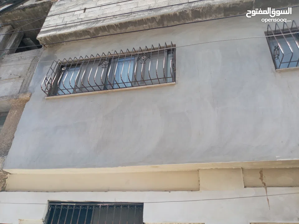 بيع منزل مكون من طابقين في مخيم عسكر القديم شارع العياده كل طابق مكون من 3 غرف وحمام وصالون