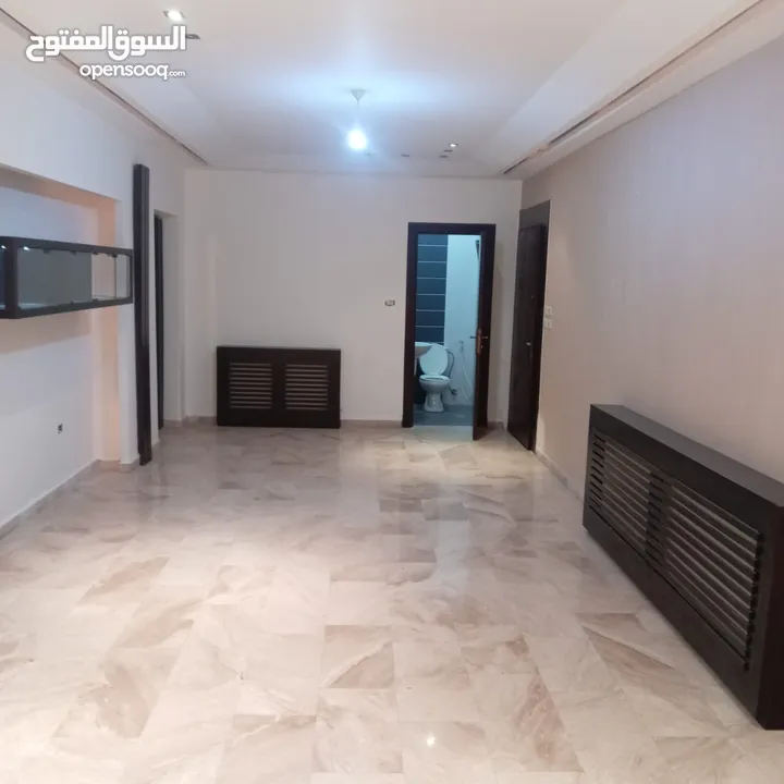 خلدا ـ شقه ارضيه فارغه للايجار ـ 200 متر داخلي  200 متر خارجي + حديقه مشجره - كراج خاص