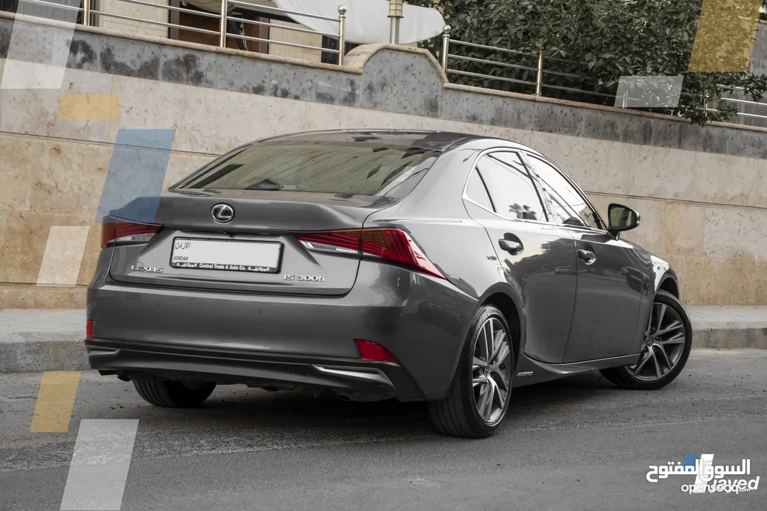Lexus IS300H 2018 - للبيع