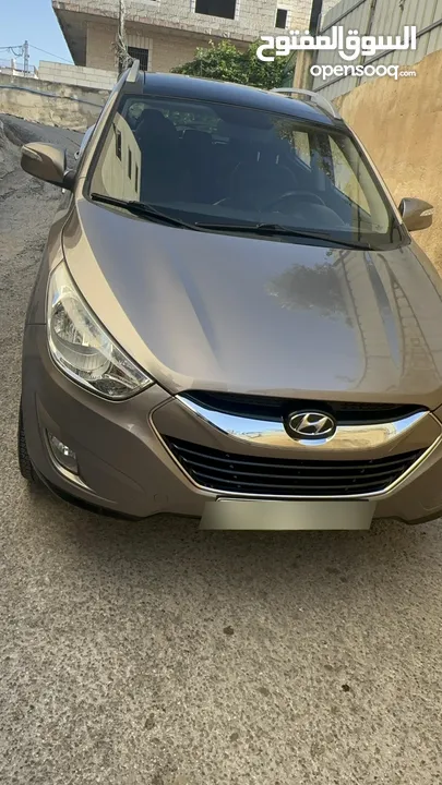 2009 ‏Hyundai توسان LX20 اربع ابواب، اللون فيراني، الكراسي جلد والسيارة 92,000 كيلو فقط وبحالة رائعة
