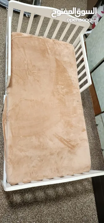 للبيع تخت أطفال خشبي أنيق تخت خشب أبيض مع فرشة مريحة، تصميم عملي وآمن للأطفال.