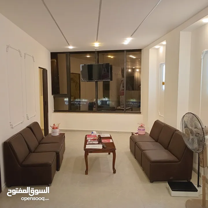 طقم كراسي جلد بني عدد بحالة الجديد مع 3 طاولات خشب