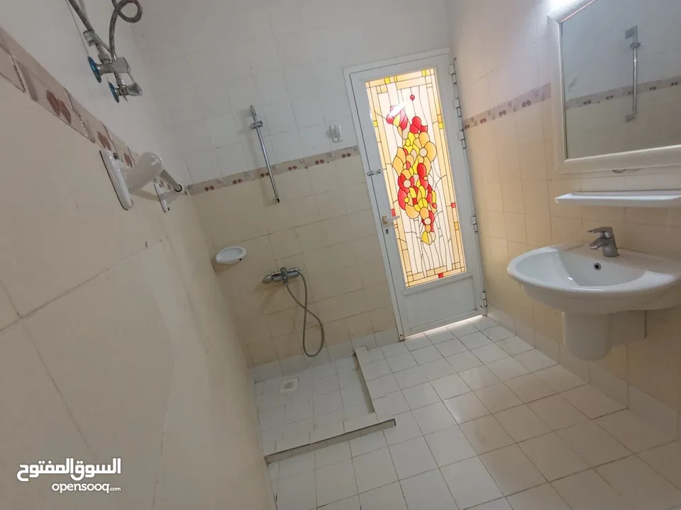 الفارسي 3- غرفة 5*5 مع حمام داخلي للشباب في الخوض السادسة قريب جامع حي المعرفه