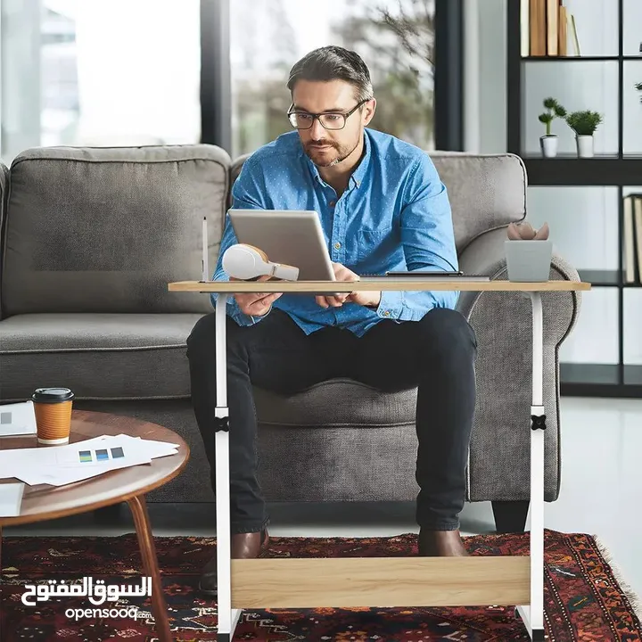 مكتب طلابي عملي ومتنقل بترتيب عصري باللون الخشبي والاسود