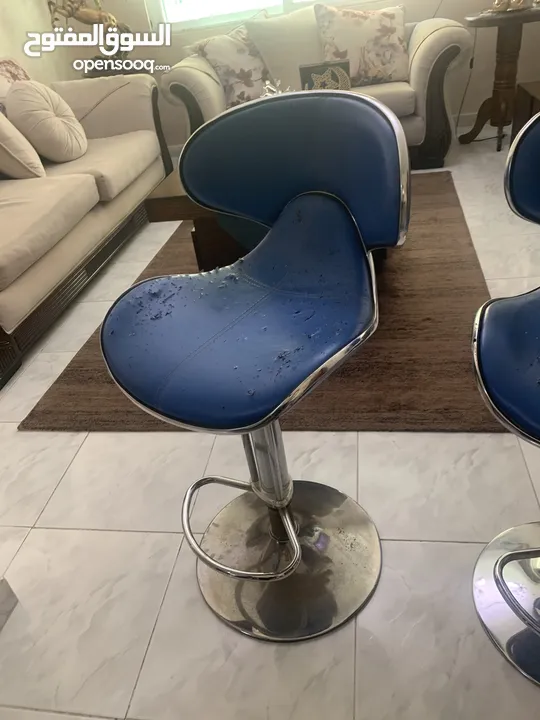 2 كراسي مطبخ وكافيها مرتبين مع مسند ظهر متين لون ازرق