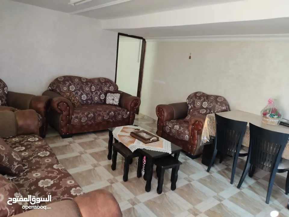 شقة مفروشة للأجار في حي البساتين بالقرب من شارع المدارس وصالات الأمير ، موقع مميز ومنطقة هادئة