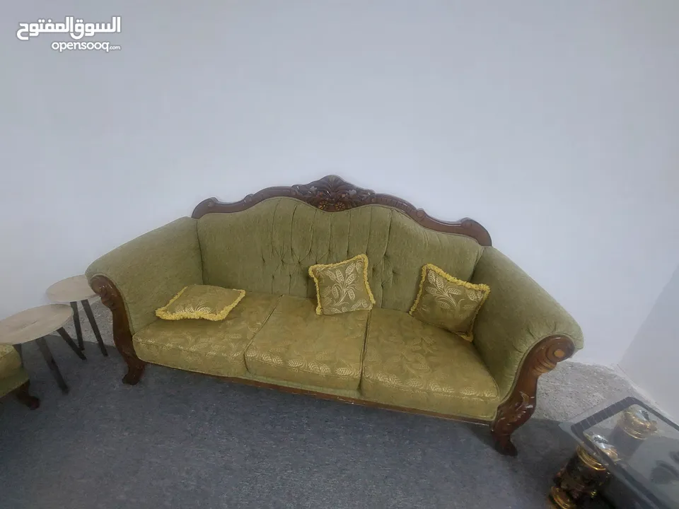 طقم كنب 7 مقاعد بحالة جيدة جدا