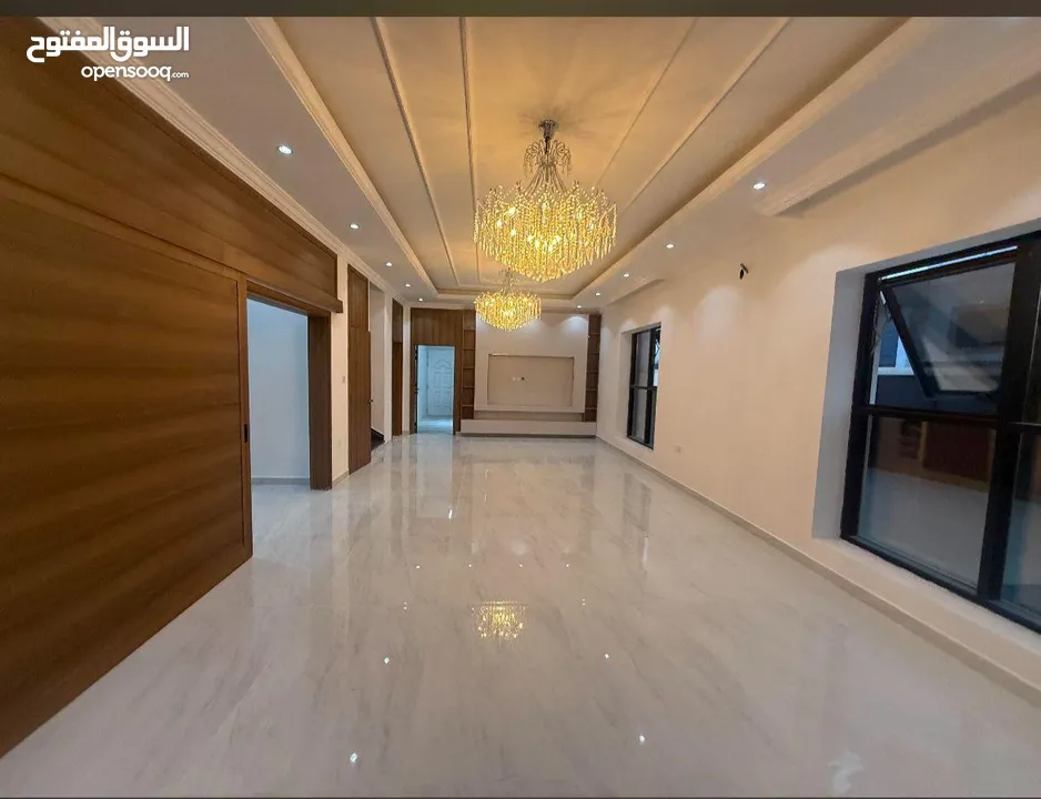 فيلا فاخرة للبيع في الحليو - مقابل أزھى زاوية مميزة – موقع راقٍ وسكني