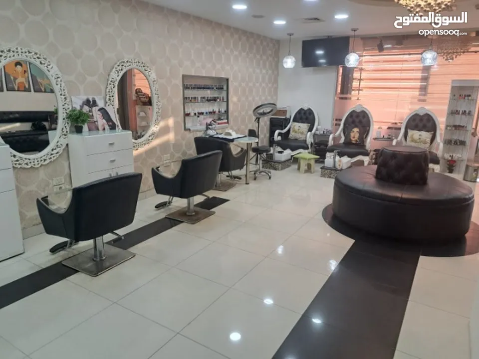 صالون نسائي من الدرجة الاولى للبيع