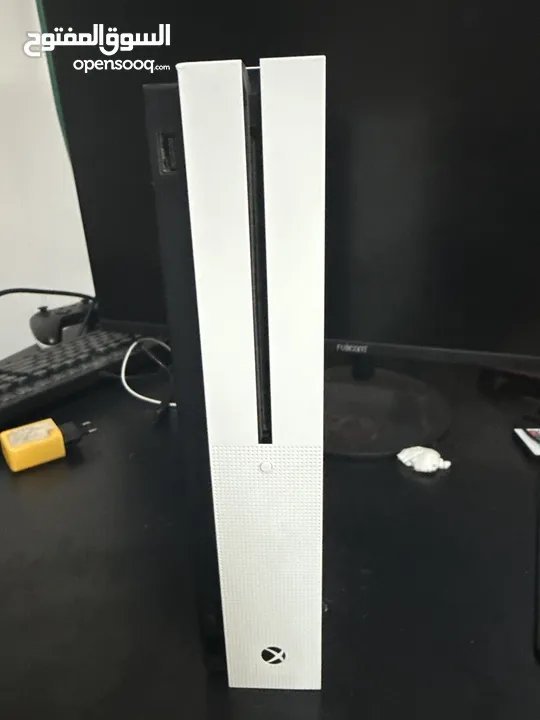 Xbox one s  مستعمل مع يد تحكم لا يوجد التوصيل الا لاماكن قريبة +مستعملة +اسلاكها