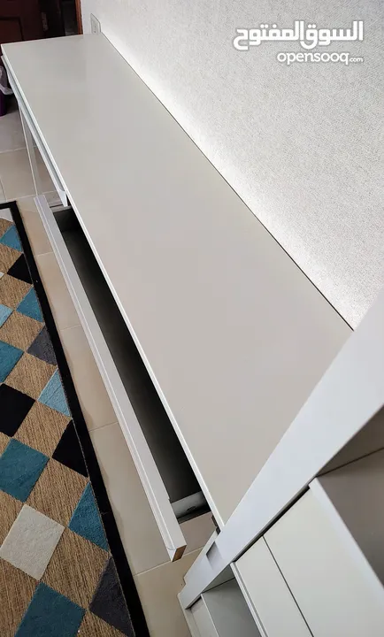 طاولة مكتب   gloss  white  من ايكيا