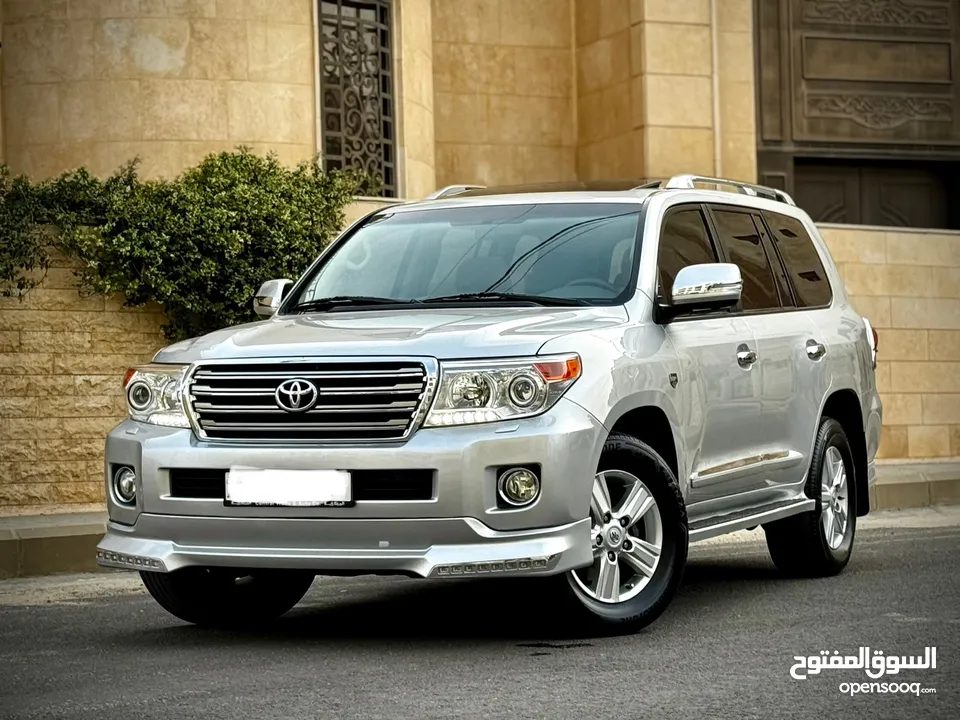 تويوتا لاند كروزر (GXR 2015 (V8 وارد صيانة الشركة ( طلب خاص 60th) مالك واحد بحالة الوكالة