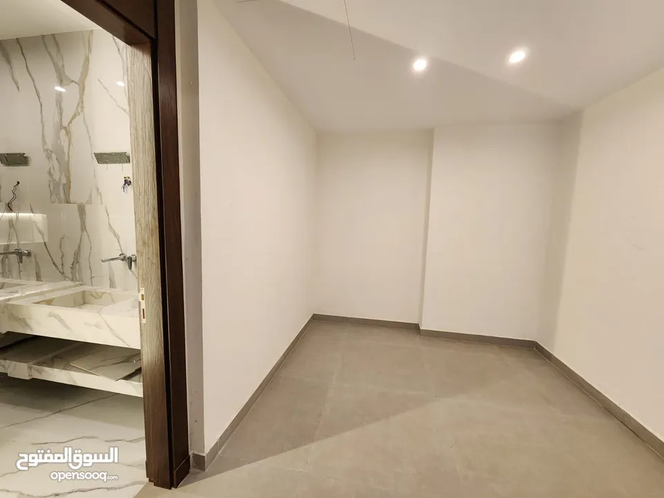 شقة طابقية فاخرة للبيع في عبدون  ref : 14383