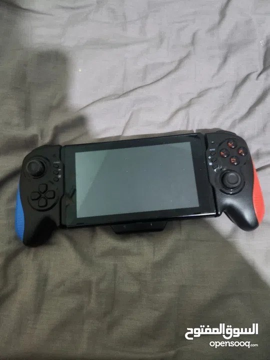 نينتندو سويتش مع كينترولارنينتندو سويتش مع كينترولارنينتندو سويتش مع كينترولار