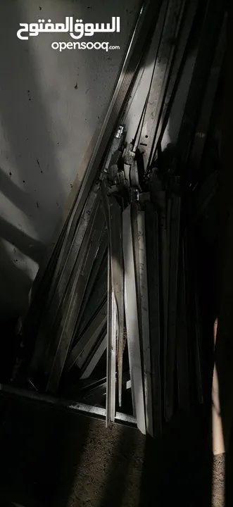 ديكور محل من رفوف سكريت وزوايا وستاندات