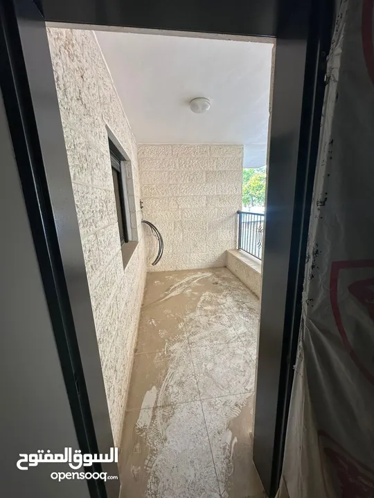 شقه للبيع مع حديقه بعين منجد