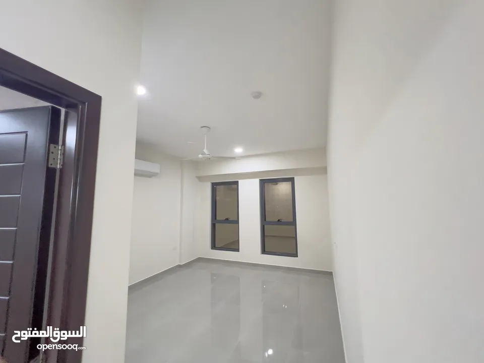 شقق بنظام الاستوديو للتملك في بوشر منطقة جامع محمد الامين تناسب الاستثمار و السكن