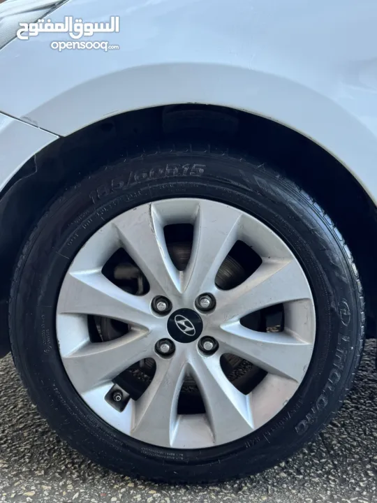 هونداي اكسنت 2015 محرك 1600 ديزل لون ابيض فرش جلد تشغيل بصمه حساسات خلفيه كاميرا خلفيه ترخيص وتامين