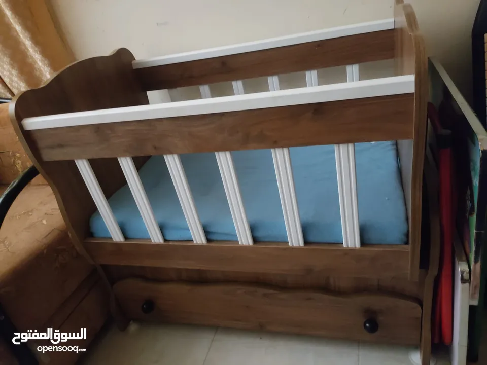 تخت بيبي بحاله ممتازة  مع جرار وهزاز