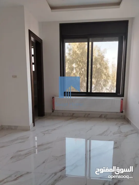 شقة أرضية فاخرة للبيع في خلدا  - خلف المستشفى السعودي 330م مع حديقة وترسات 100م لم تسكن