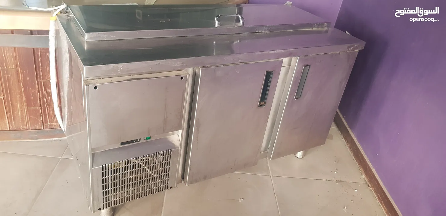 معدات مطعم وكافيه صناعة ايطالية بحالة ممتازة تحتوي على جميع مستلزمات مطعم انا فيه بأسعار مناسبة جدا
