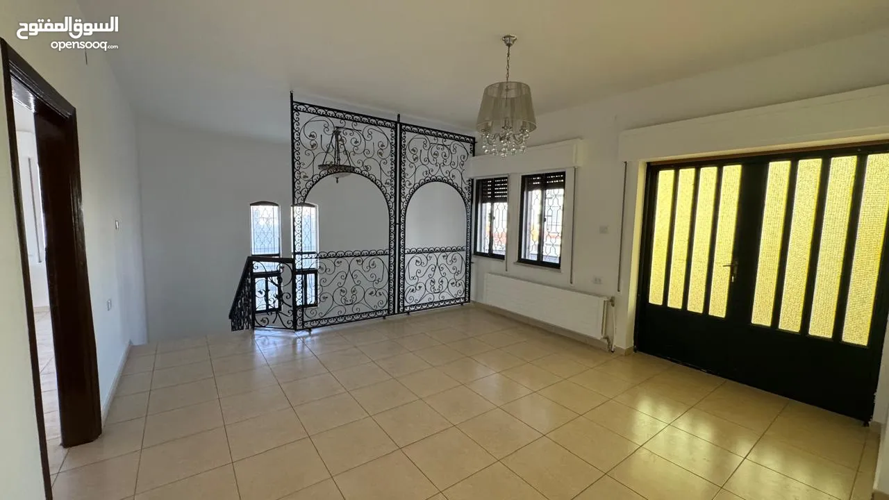 Well-Maintained Villa in Umm Al Summaq / فيلا بحالة ممتازة في أم السماق