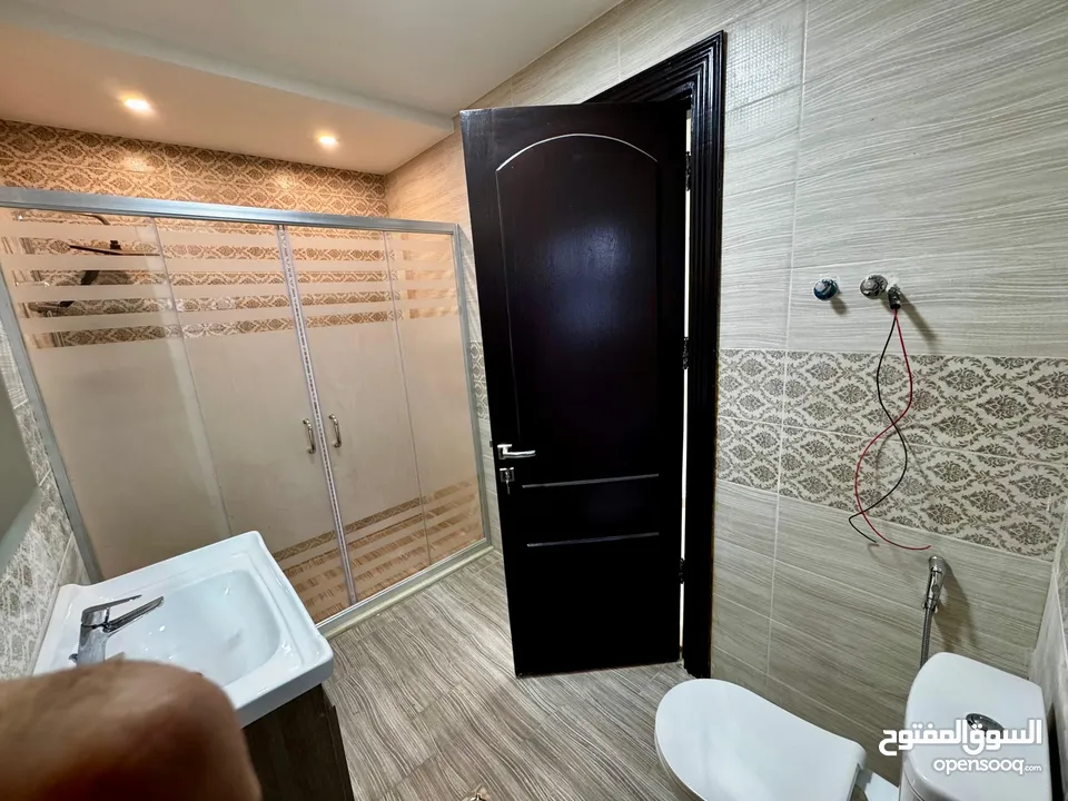 شقة طابقية للبيع ( مجددة بالكامل )