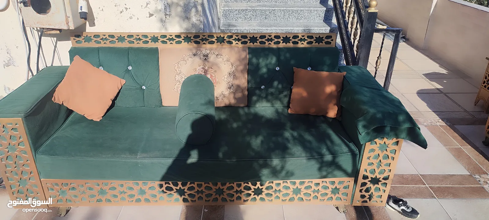غرفه نوم مستعمله مع بردايه وقطعه موكيت شاقي و طقم مجلس مستعمل لون اخضر
