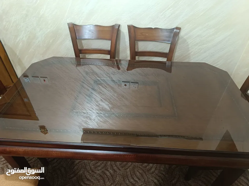 للبيع طاولة سفرة فخمة جداً مع 6 كراسي – استعمال خفيف جداً