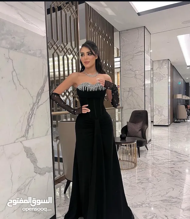 فستان اسود فخم مرصع بالخرز الفضي مع كفوف سوداء للسهرات والأعراس للبيع  او للإيجار بسعر مناسب