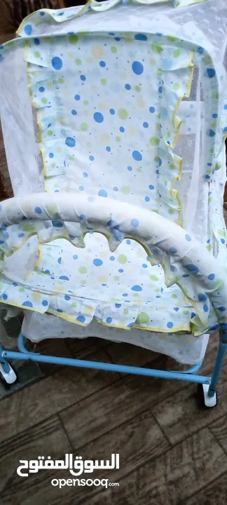 تخت اطفال حديث ولادة بيبي متحرك مع عجلات وناموسية  نظيف جدا للبيع