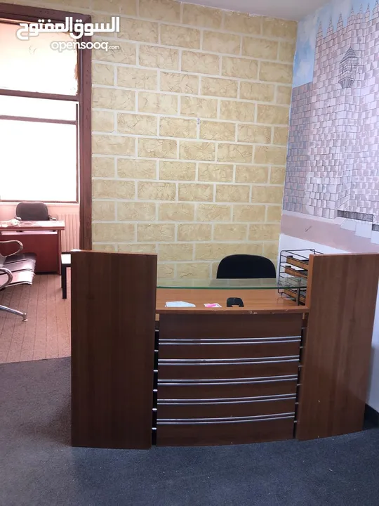 مكتب فاخر باطلالة مميزة بالجاردنز مع أثاث حديث للإيجار بالقرب من دوار الواحه