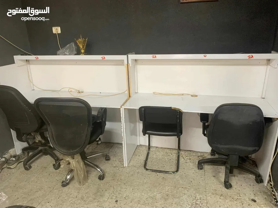 طاولات خشب ومكاتب وتلاجة للمحلات التجارية
