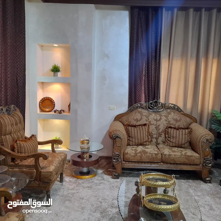 كنب بحال الجديد للبيع المستعجل بداعي السفر لون عسلي تفصيل وليس تجاري
