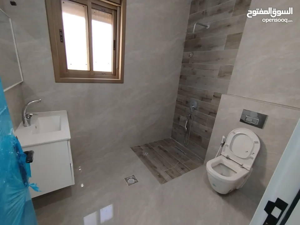 شقه مع حديقه للبيع