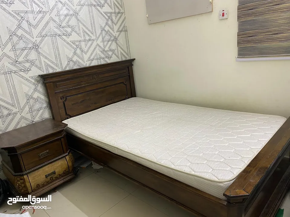 غرفة نوم صناعة بحرينيه عباره عن سرير +كوميدينو