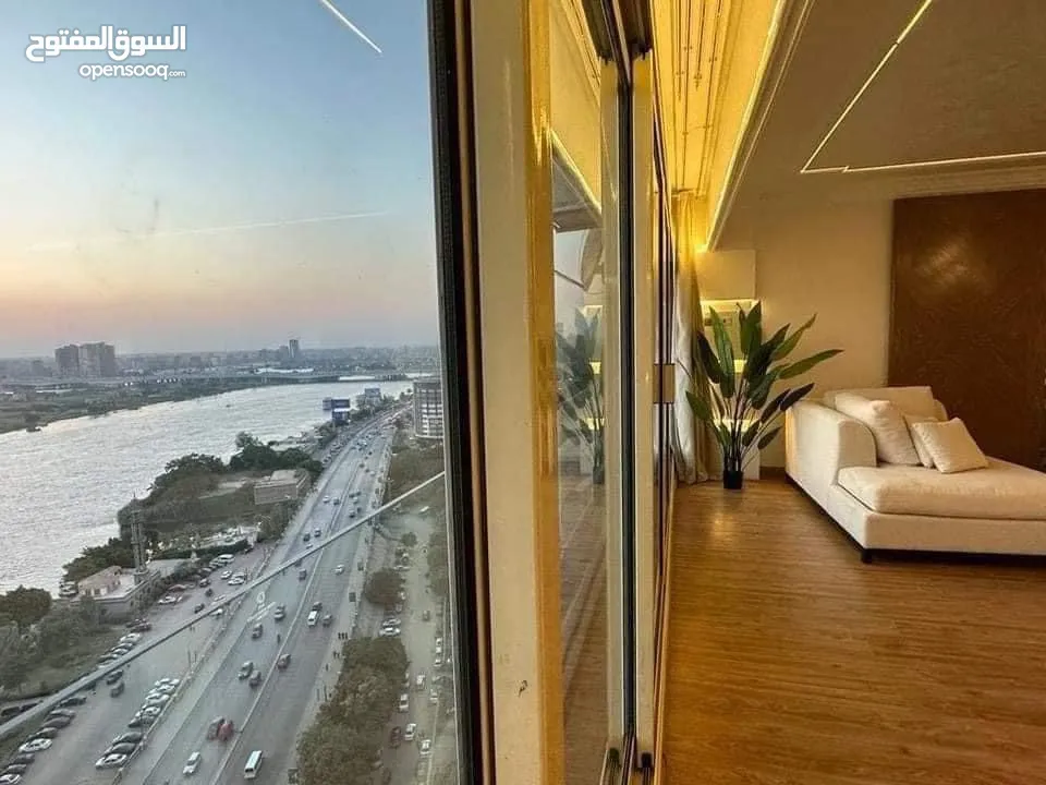 ع المفتاح للمعاينة شقة فندقية بالفرش على كورنيش النيل للبيع بتكييفات مركزي+تأجير بالدولار  El Maadi